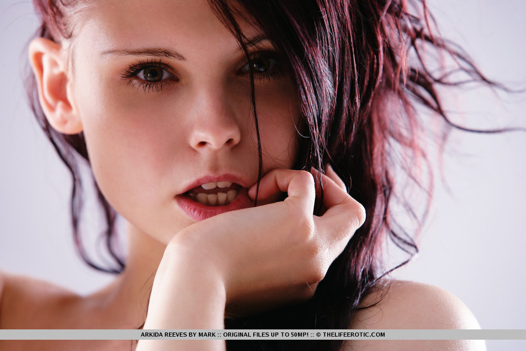 Sin ninguna joya ni ropa que la distraiga
 #70221621