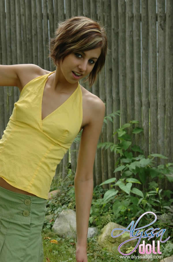 Alyssa doll, jeune brune, se déshabillant dans le jardin.
 #74943756