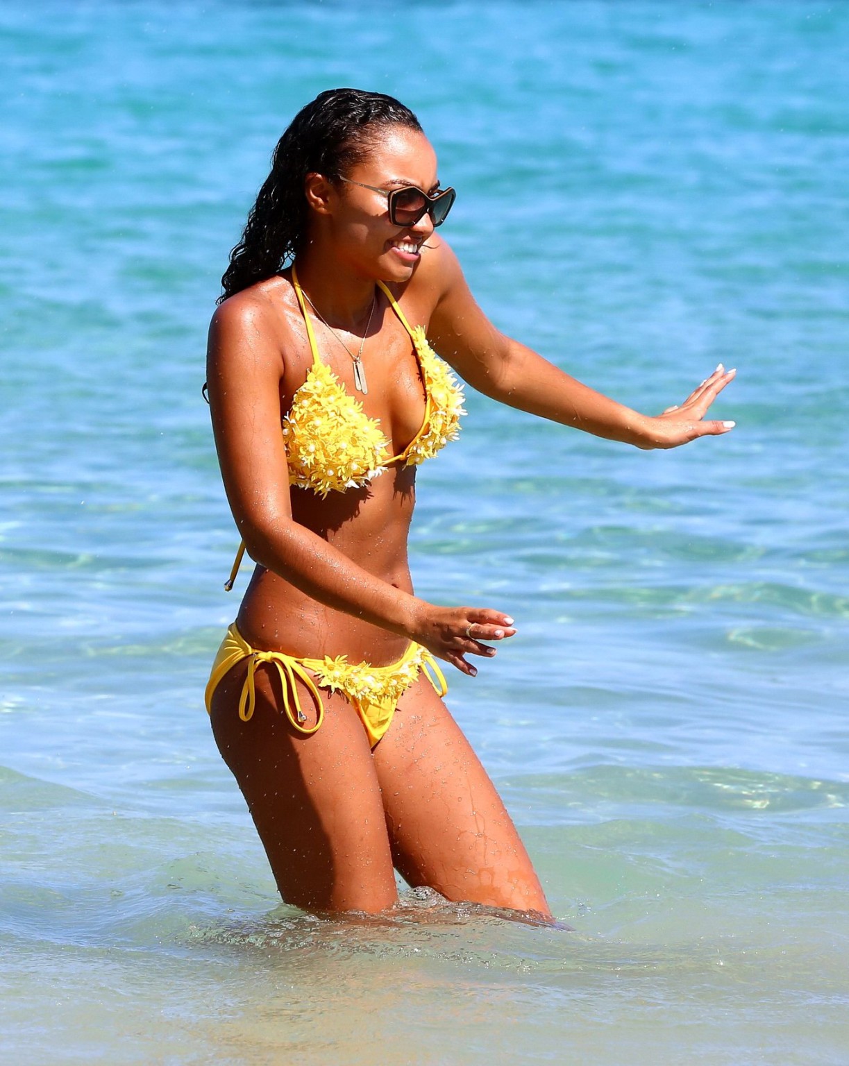 Leighanne pinnock montrant ses fesses en bikini jaune sur une plage jamaïcaine
 #75164547