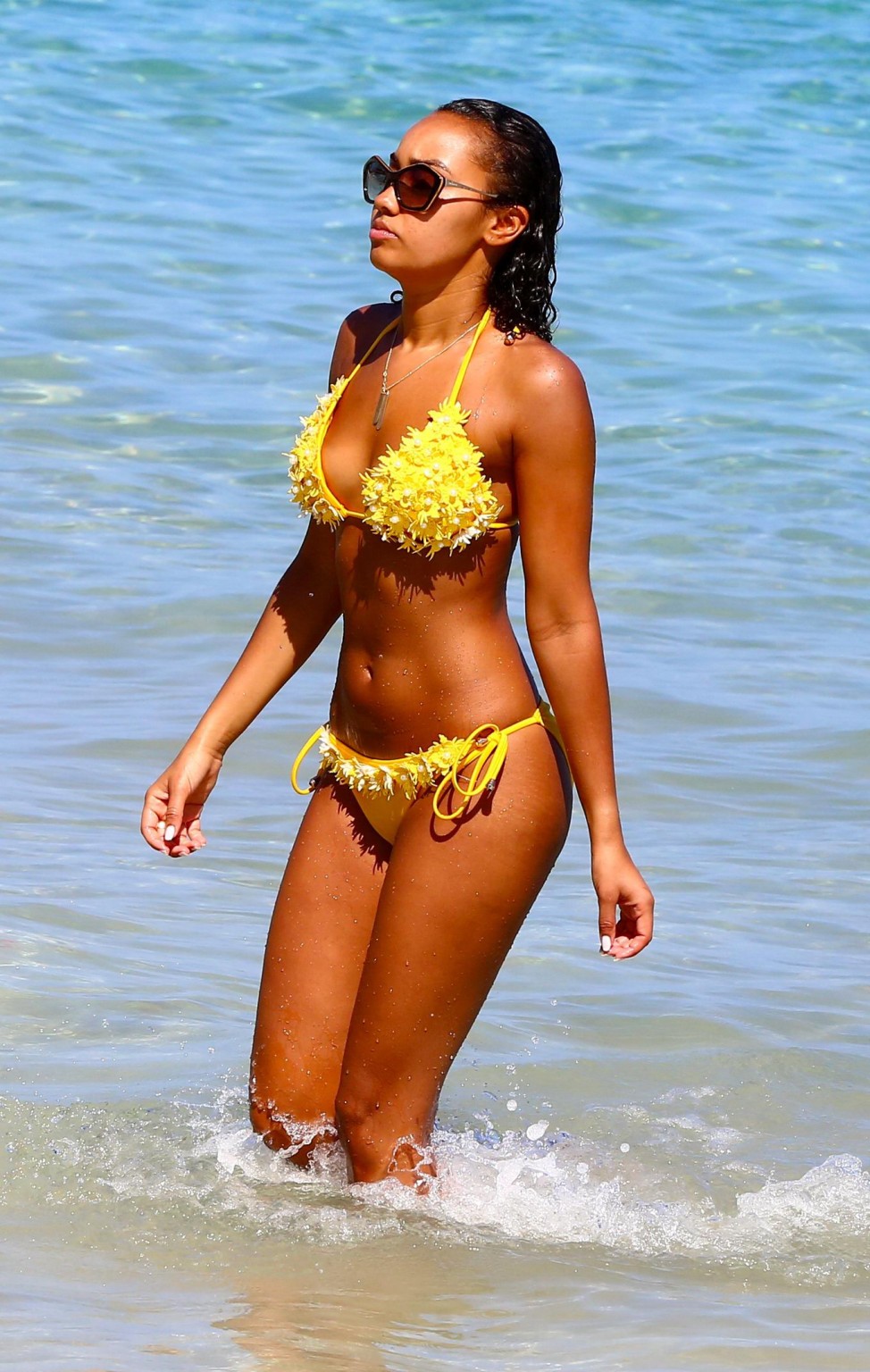 Leighanne Pinnock zeigt ihren Hintern in einem gelben Bikini am Strand von Jamaika
 #75164649