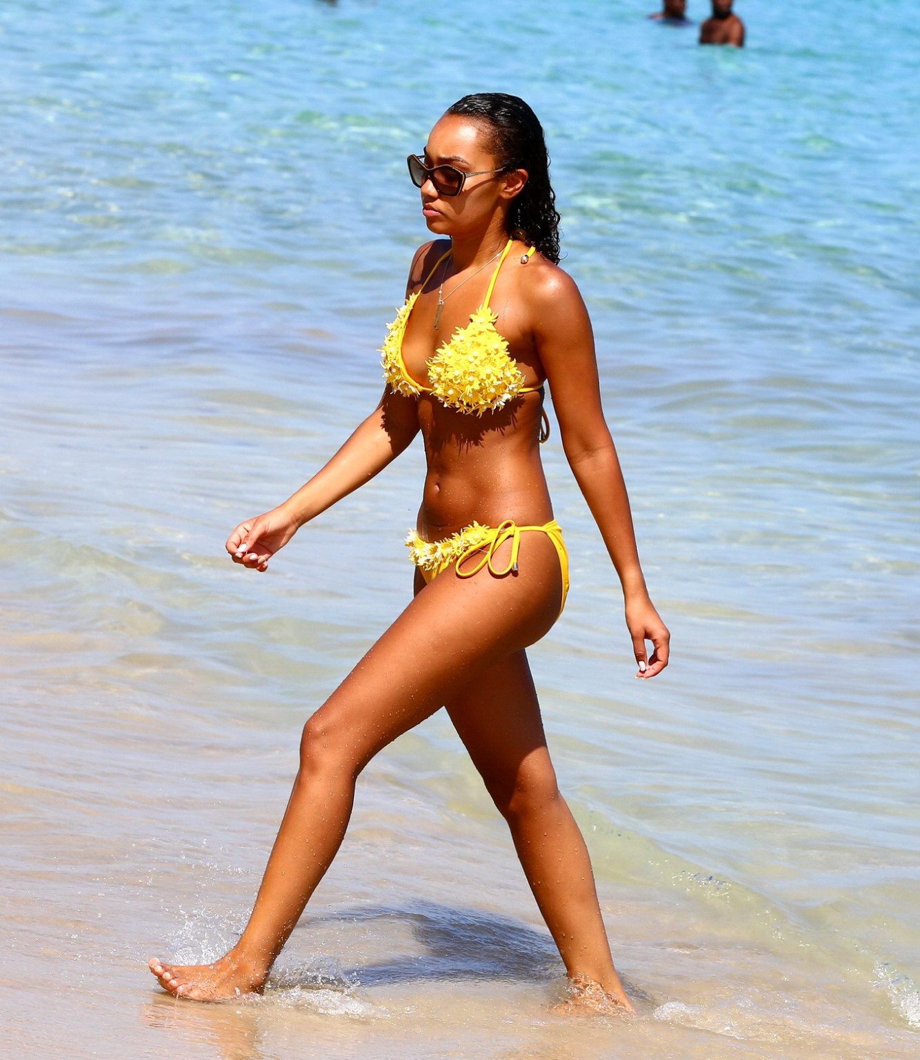 Leighanne pinnock montrant ses fesses en bikini jaune sur une plage jamaïcaine
 #75164655