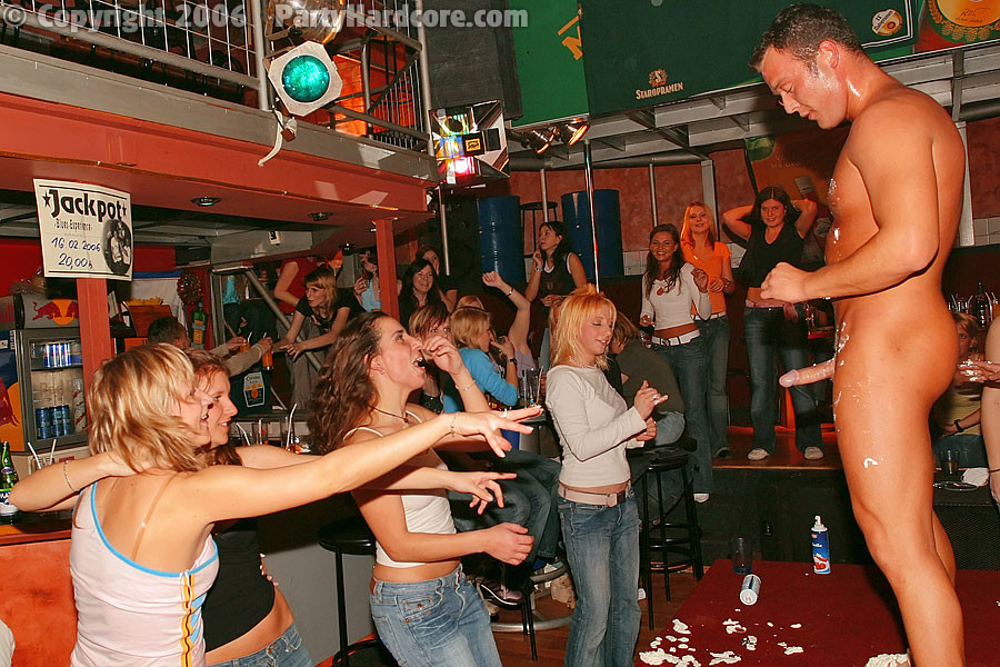 : : fête hardcore : : des filles excitées se font baiser dans un club disco
 #76823459