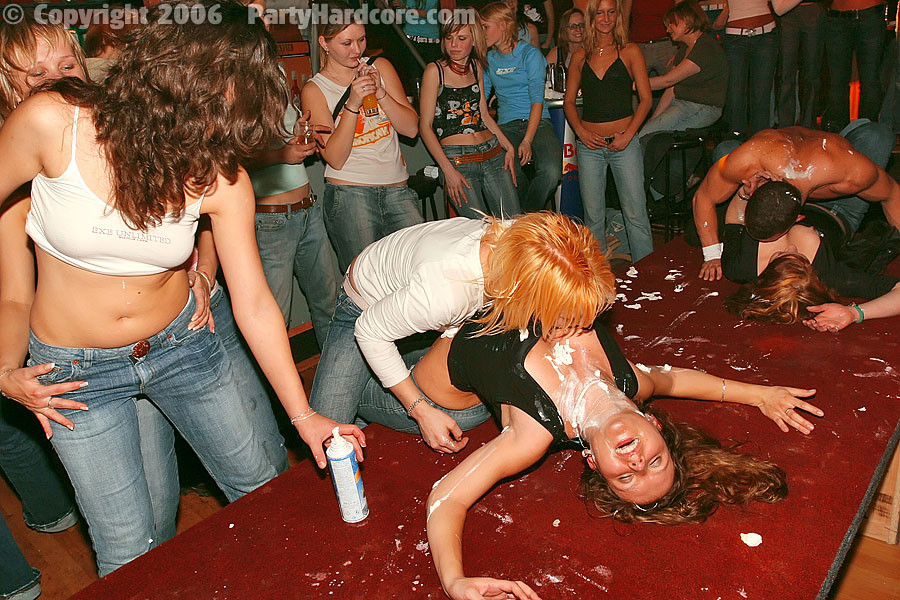 : : fête hardcore : : des filles excitées se font baiser dans un club disco
 #76823490