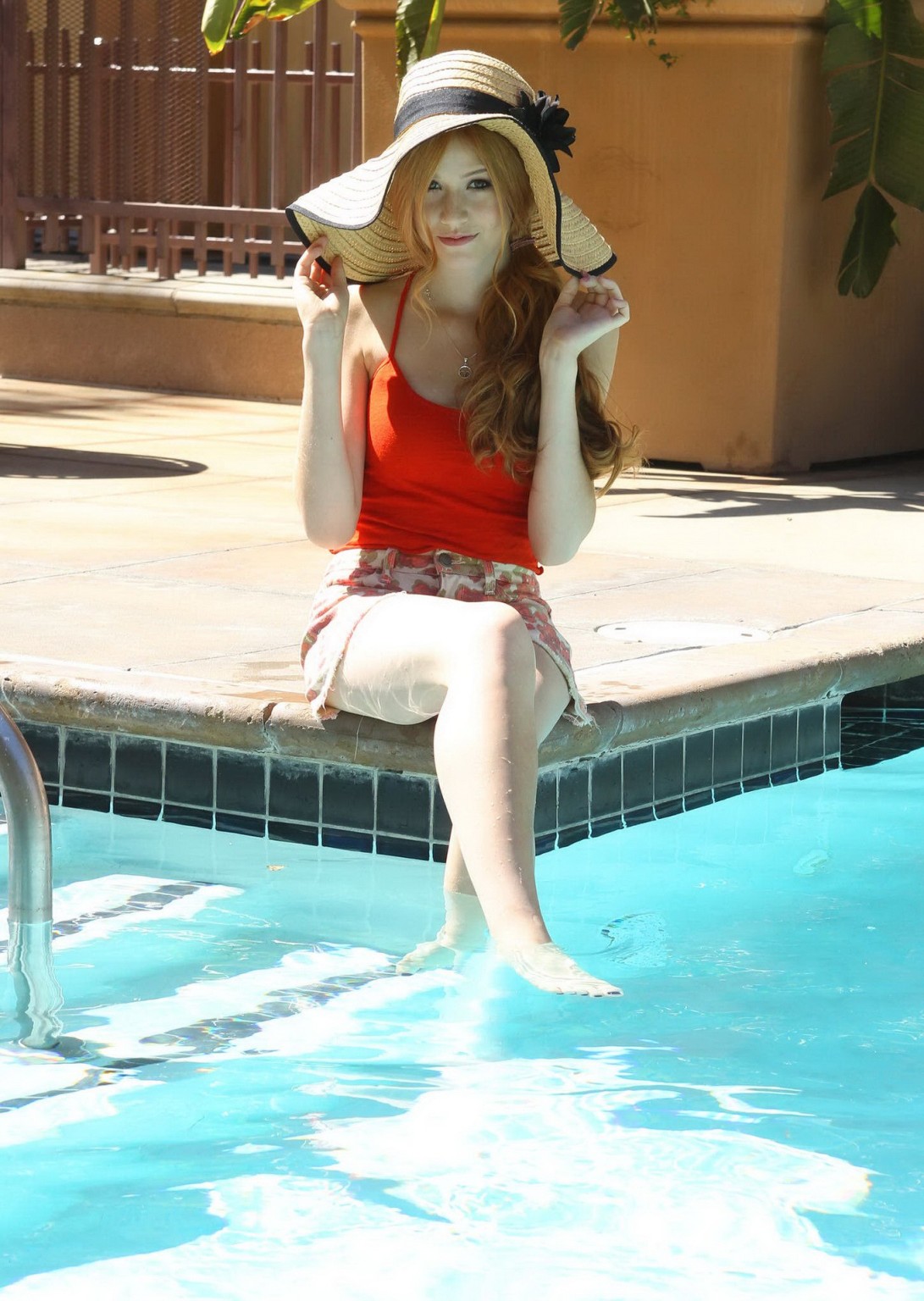Katherine mcnamara fotografiando junto a la piscina en los angeles
 #75185518