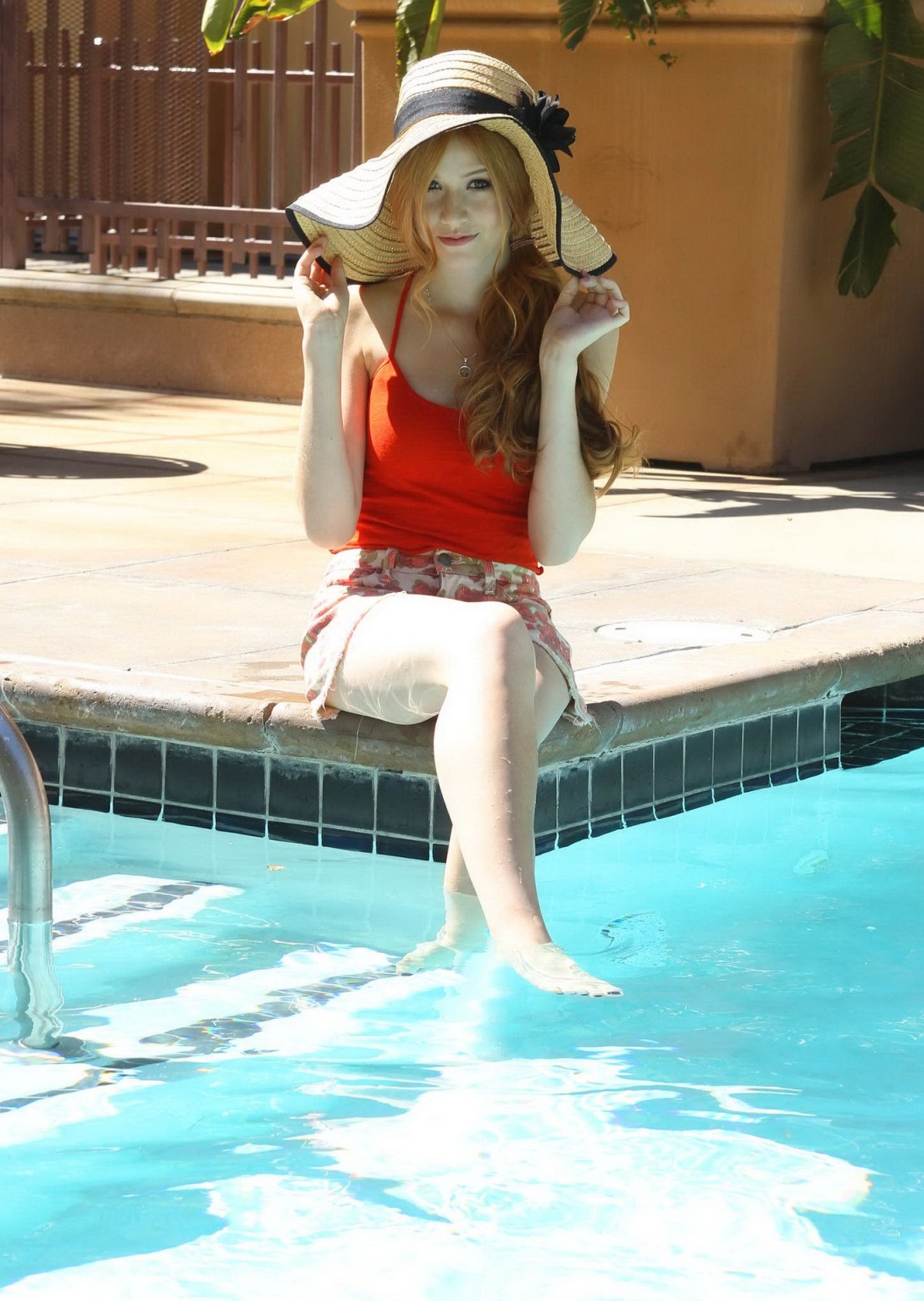 Katherine mcnamara en train de tirer au bord de la piscine à los angeles
 #75185518