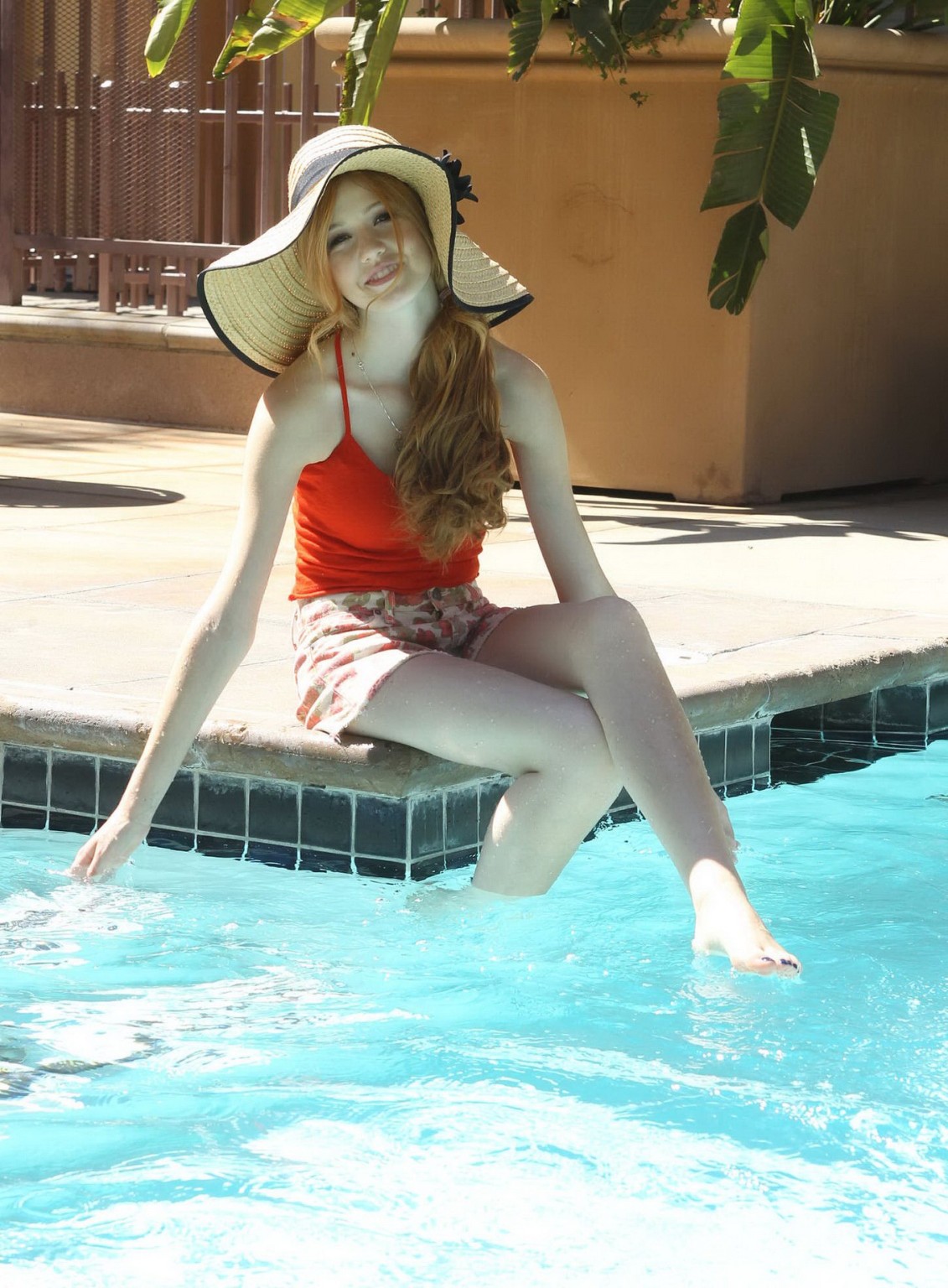Katherine mcnamara fotografiando junto a la piscina en los angeles
 #75185525