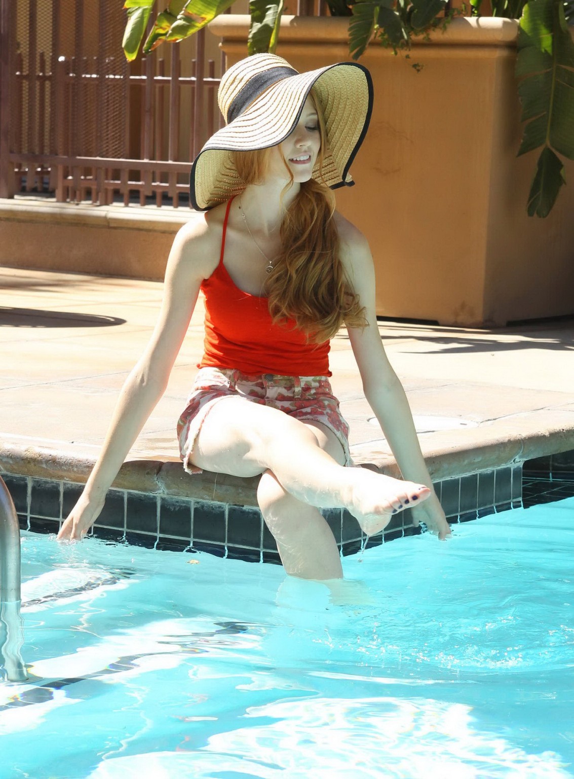Katherine mcnamara fotografiando junto a la piscina en los angeles
 #75185533