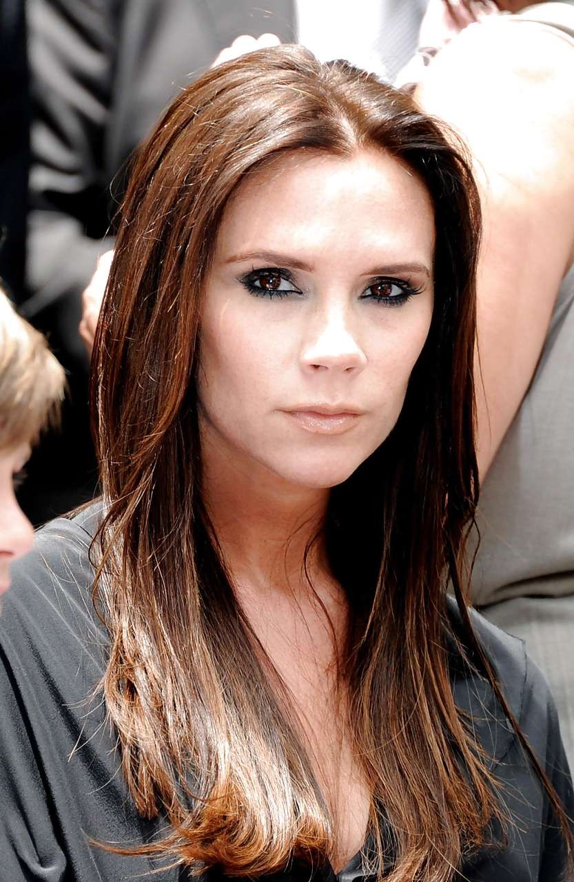 Victoria Beckham showing her wonderfull legs in mini skirt paparazzi pictures #75302141