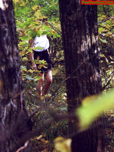 Spiando l'adolescente che piscia nella foresta
 #78616456