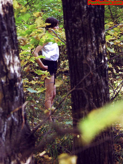 Spiando l'adolescente che piscia nella foresta
 #78616469