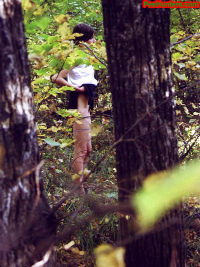 Spiando l'adolescente che piscia nella foresta
 #78616479