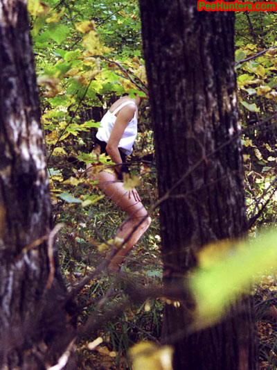 Espionner une jeune qui fait pipi dans la forêt
 #78616504
