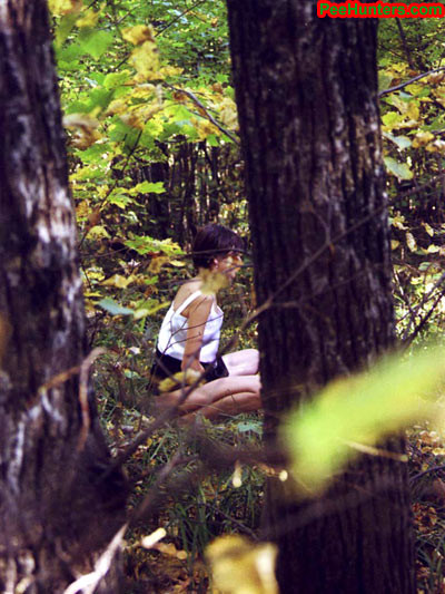 Spiando l'adolescente che piscia nella foresta
 #78616528