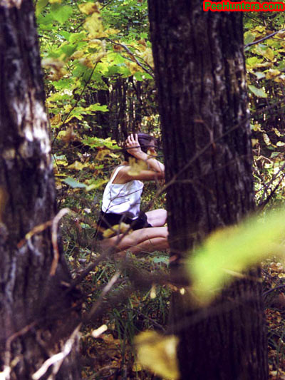 Espionner une jeune qui fait pipi dans la forêt
 #78616535