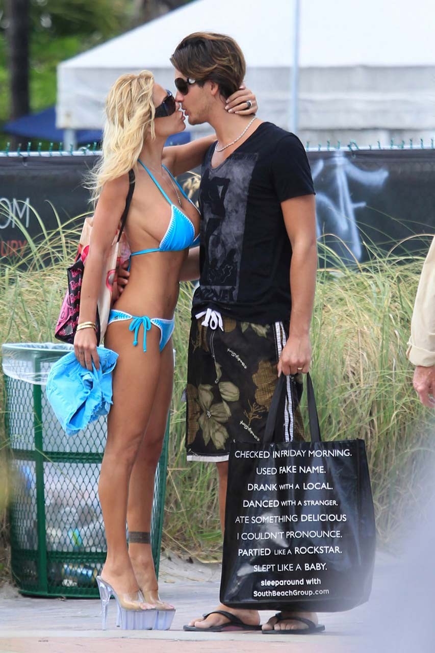 Shauna Sand sieht sexy in blauem Bikini am Strand und blinkt Muschi und Titten Brei
 #75316112