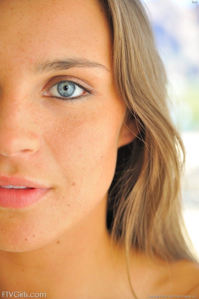 Teal masturbándose hasta un cremoso orgasmo
 #71235478