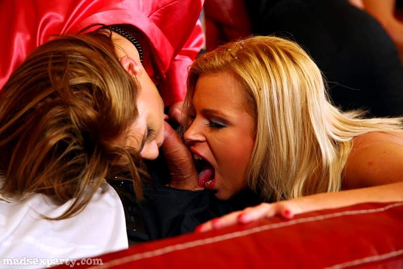 シャンパンボトルを巨乳の間に挟んでファックするパーティーガールたち
 #76858263