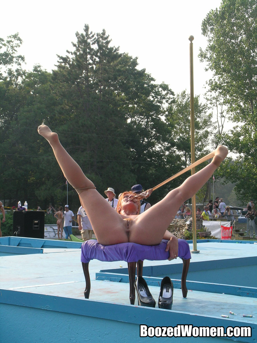 Putas abriendo las piernas en una competición al aire libre
 #78912565