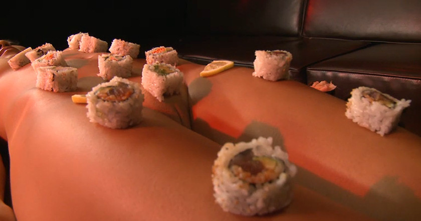 Asa akira el plato de sushi desnudo
 #69941957