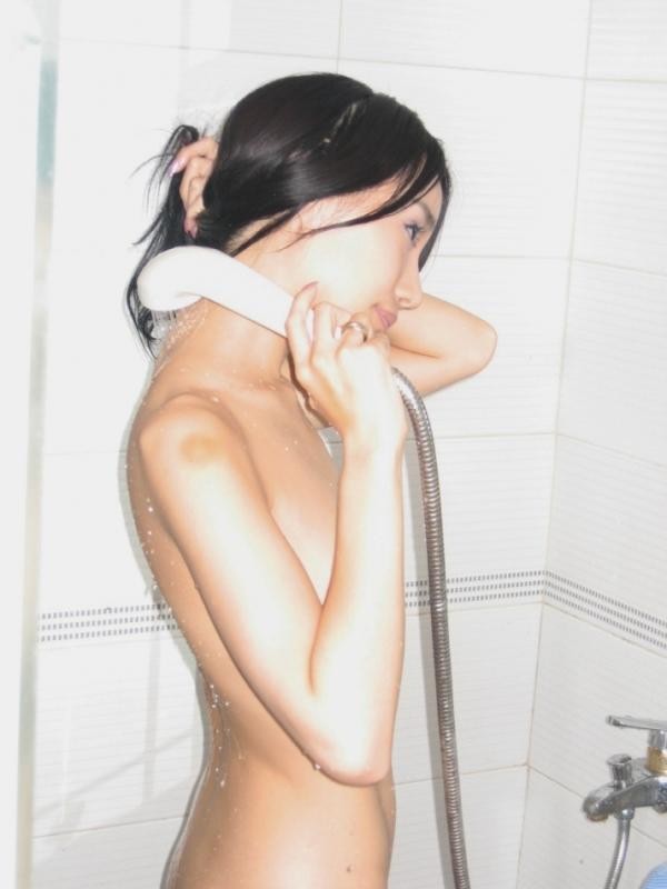 Deux vilaines filles asiatiques qui s'amusent et posent nues.
 #69756321