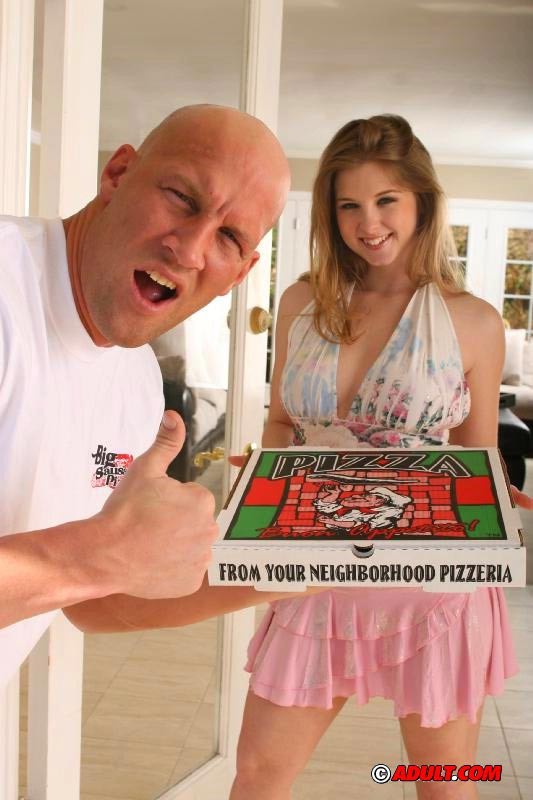 Luscious Körper Babe mit natürlichen Titten ficken die Pizza Kerl
 #78949171