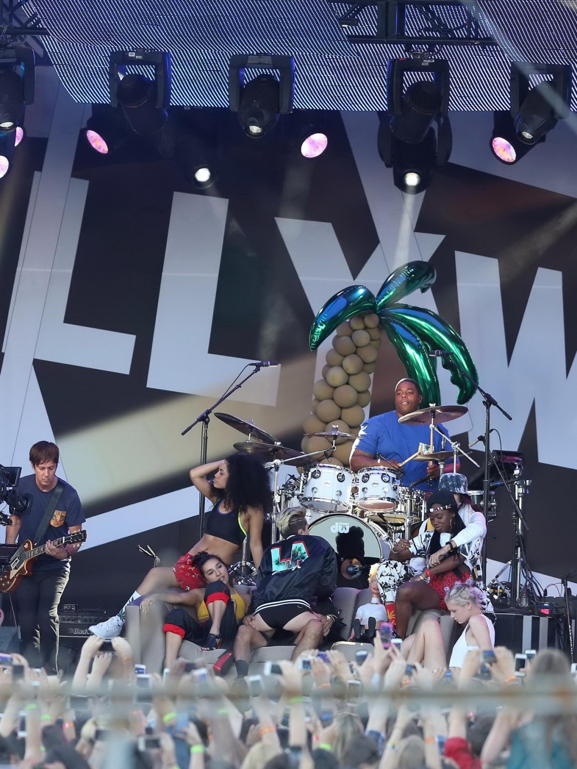 Miley Cyrus in Höschen und Fick-mich-Stiefeln bei einem Auftritt in der Jimmy Kimmel Show
 #75227001