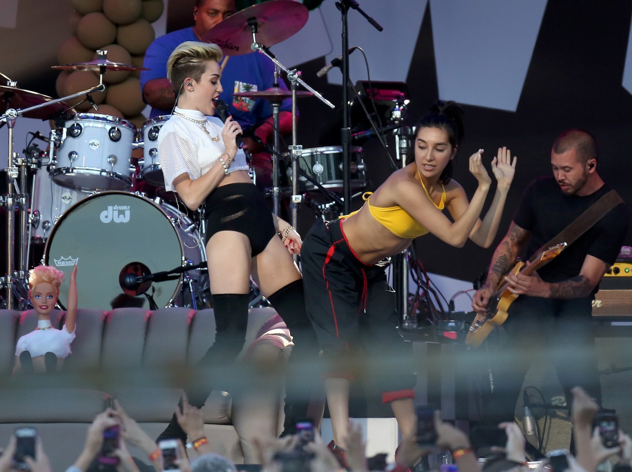 Miley Cyrus in panties  fuck-me boots performing at the Jimmy Kimmel show #75227035