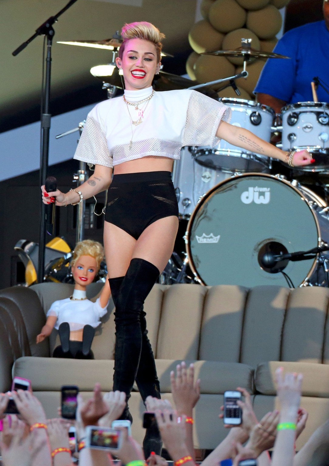 Miley Cyrus in Höschen und Fick-mich-Stiefeln bei einem Auftritt in der Jimmy Kimmel Show
 #75227109