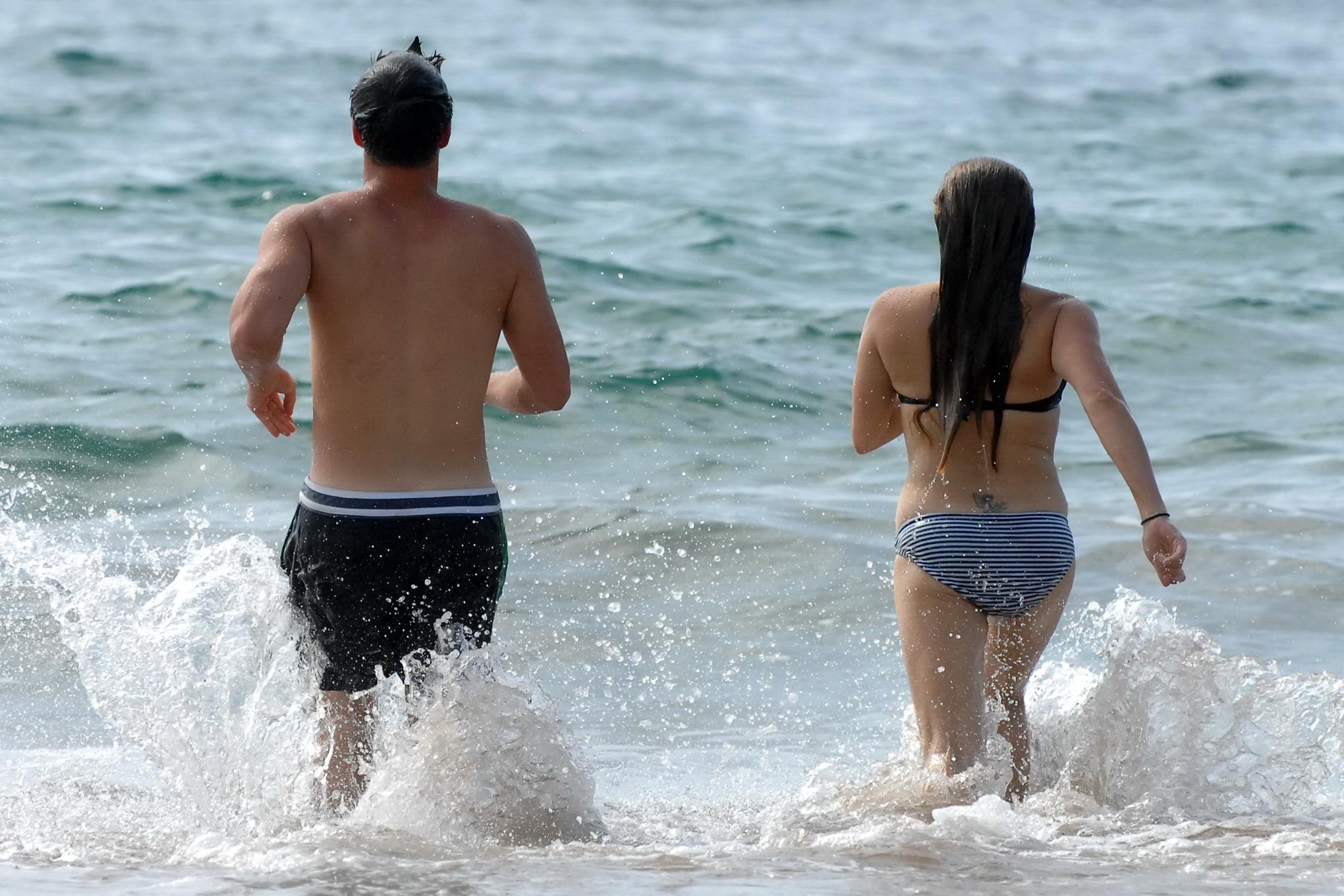 Danielle fishel luciendo su rollizo cuerpo en bikini en una playa de hawaii
 #75214605