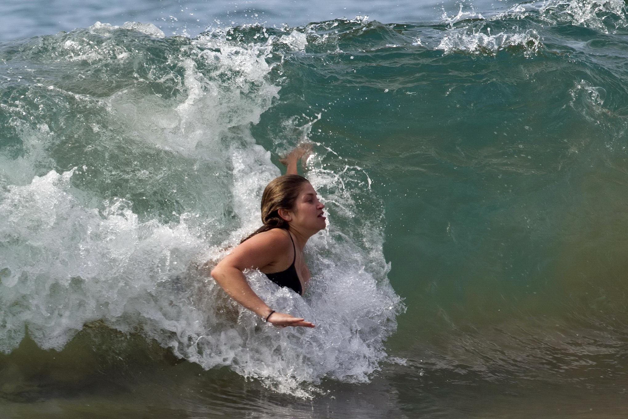 Danielle fishel exhibant son corps dodu en bikini sur une plage à hawaii
 #75214658