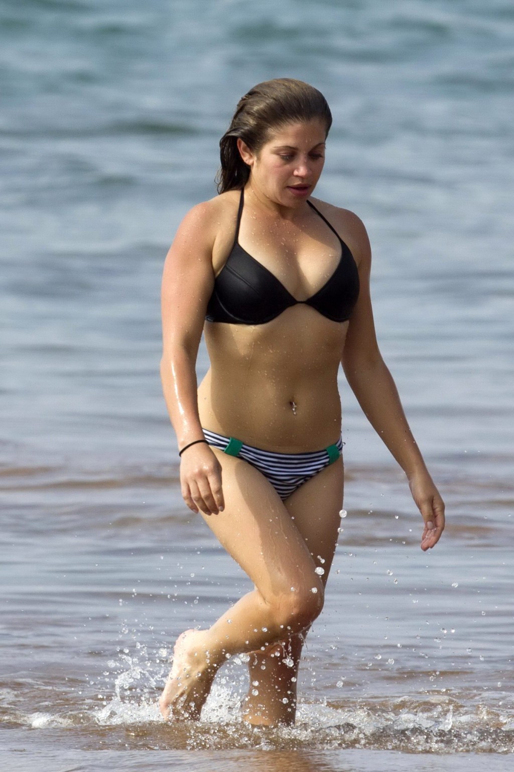 Danielle fishel zeigt ihren prallen Bikinikörper an einem Strand in Hawaii
 #75214664