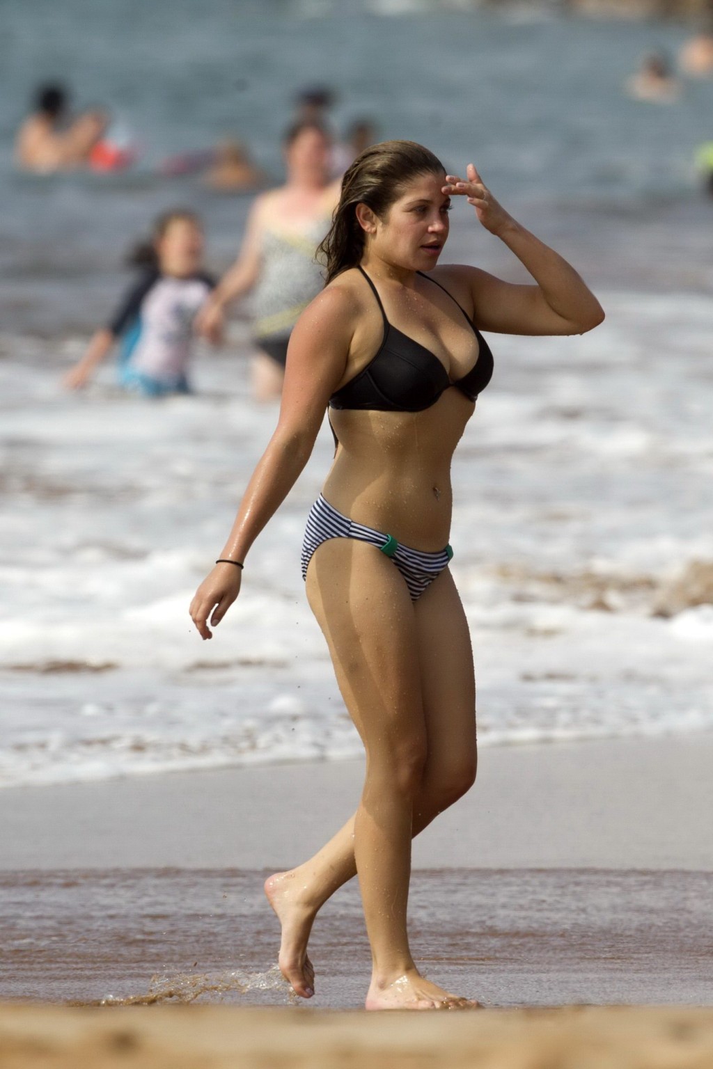 Danielle fishel zeigt ihren prallen Bikinikörper an einem Strand in Hawaii
 #75214716