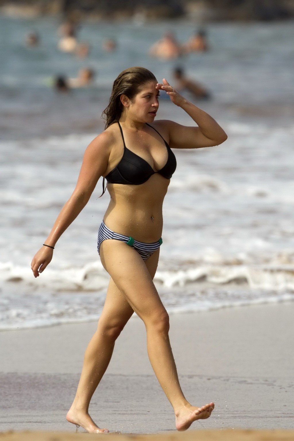 Danielle fishel zeigt ihren prallen Bikinikörper an einem Strand in Hawaii
 #75214719