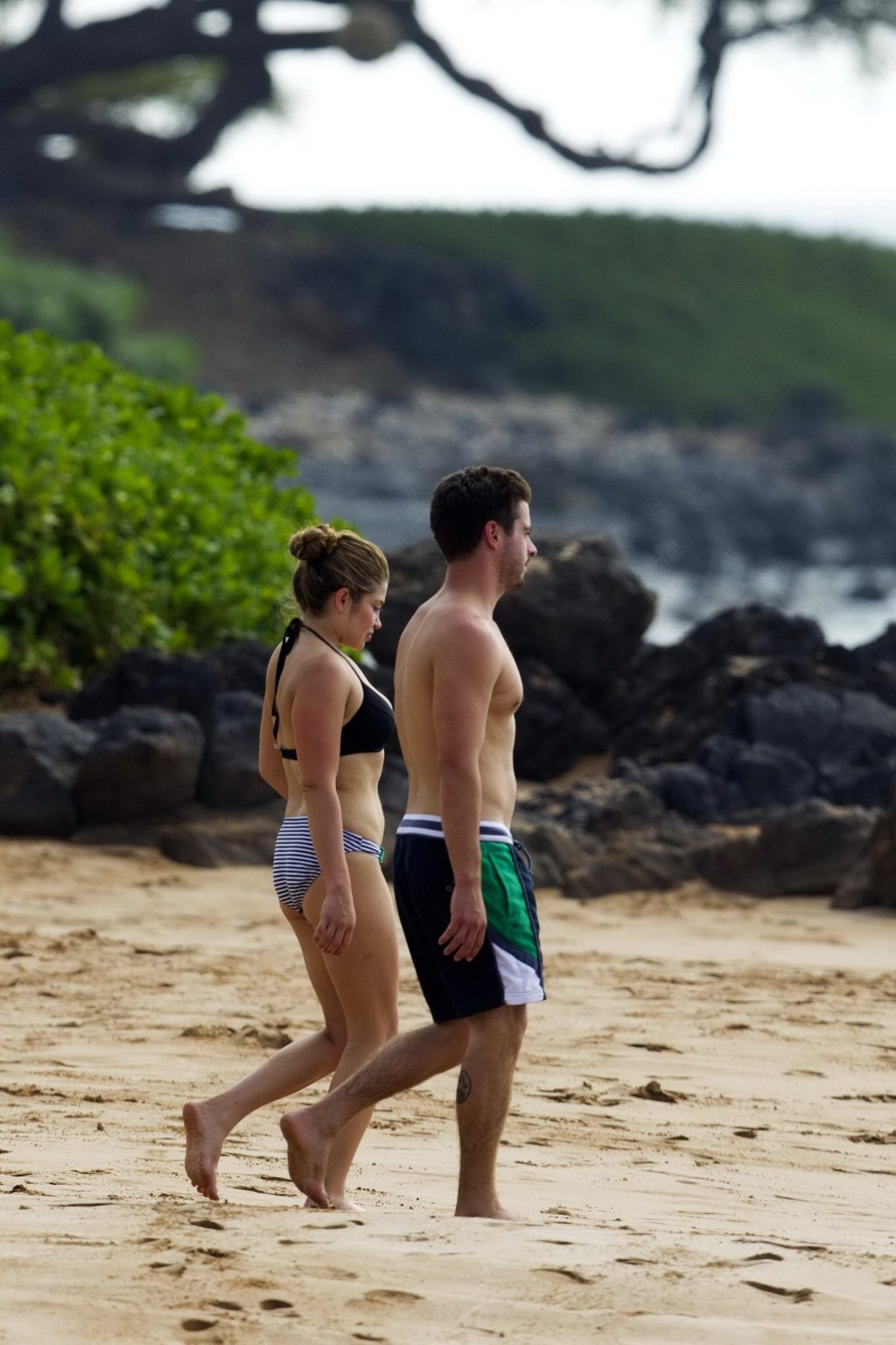 ハワイのビーチでふっくらとしたビキニボディを披露するDanielle Fishel
 #75214732