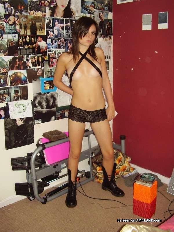 本物の素人のガールフレンドが10代の体を見せる
 #79388810
