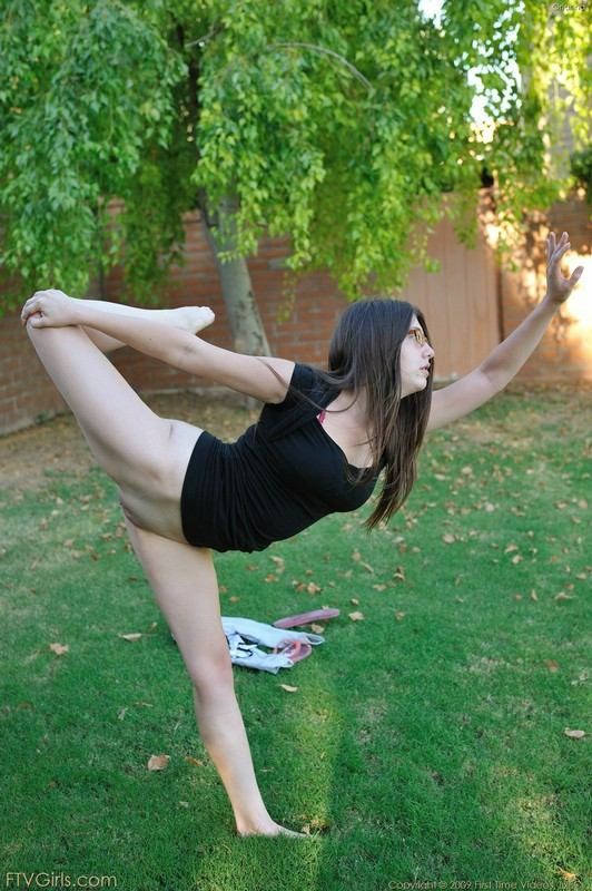 Une jeune fille acrobatique qui fait des culbutes
 #78618765
