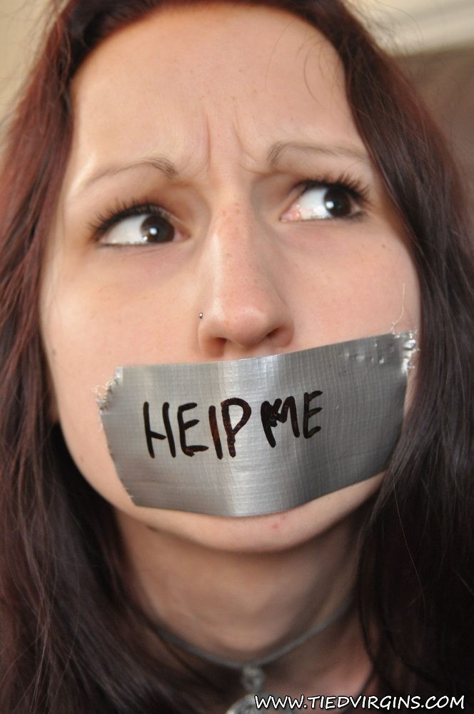 Nueva zorra virgen atada bailey atada en su propio sofá
 #71487303