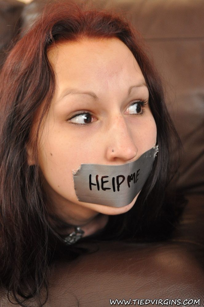 Nueva zorra virgen atada bailey atada en su propio sofá
 #71487313