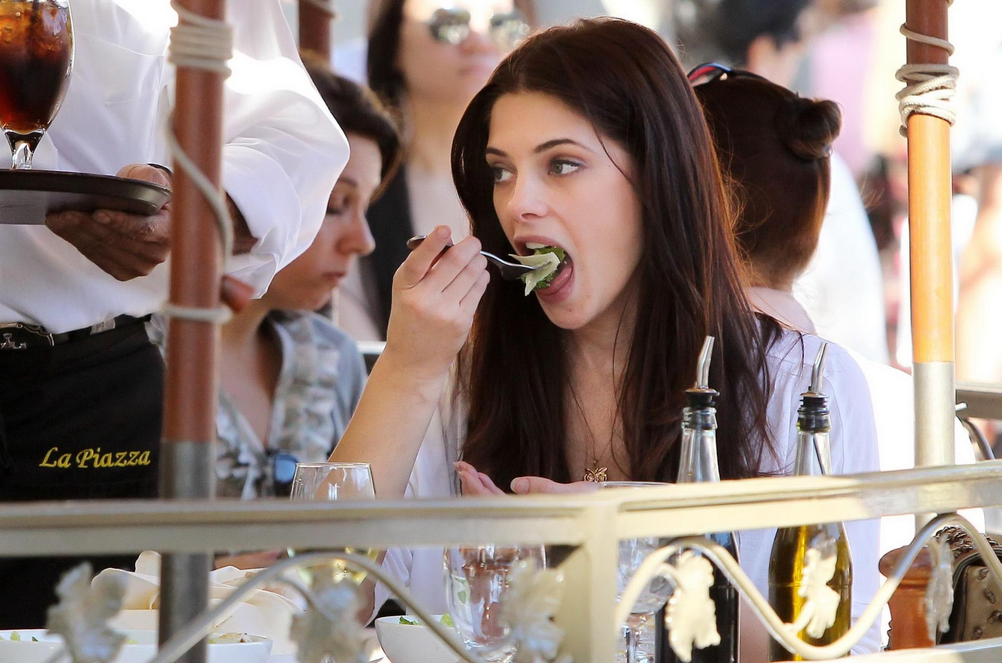 Ashley Greene leggy in denim shorts having lunch at 'La Piazza' in Hollywood #75288571