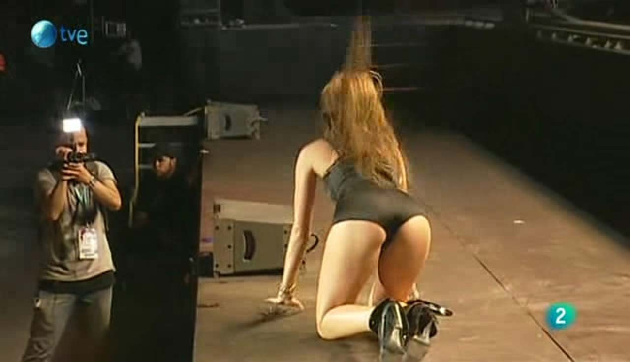 Miley Cyrus exposing her fucking sexy body and hot ass on stage #75298725