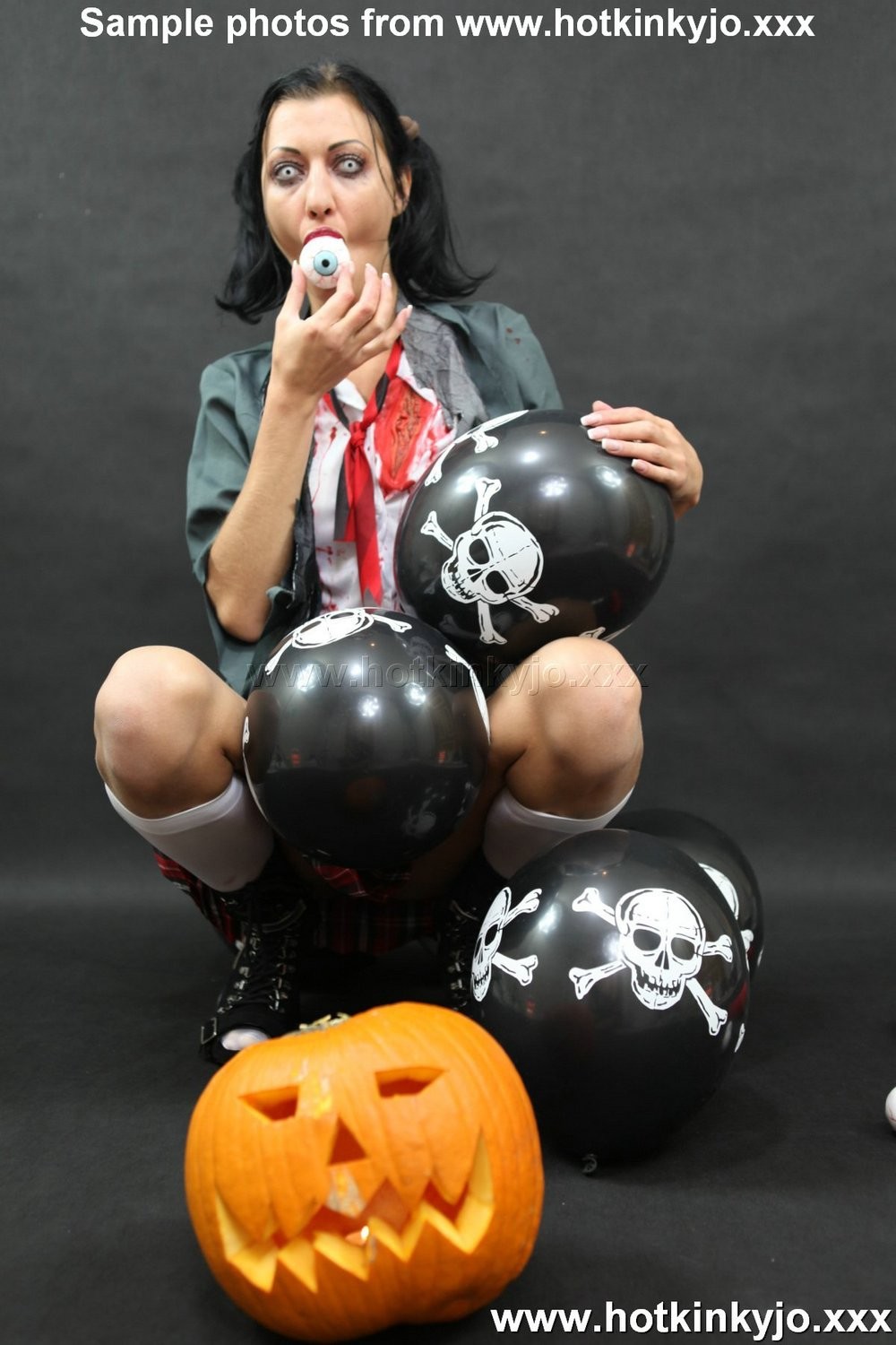 Hotkinkyjo in costume di halloween inserisce il giocattolo nel culo
 #68665538
