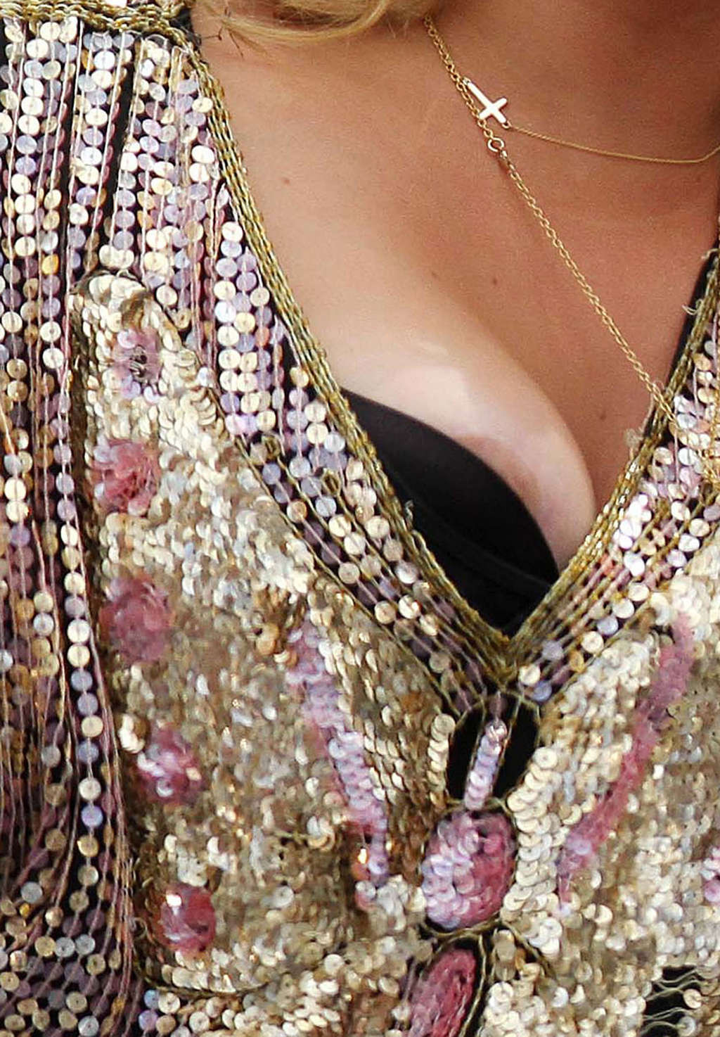 Kesha sebert liegt im Bett und zeigt Sperma auf ihrem Bauch
 #75342256