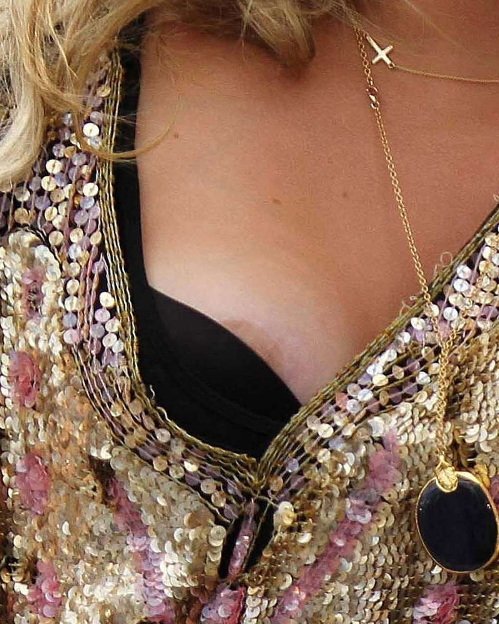 Kesha sebert sdraiato ih suo letto e mostrando lo sperma sul suo stomaco
 #75342269