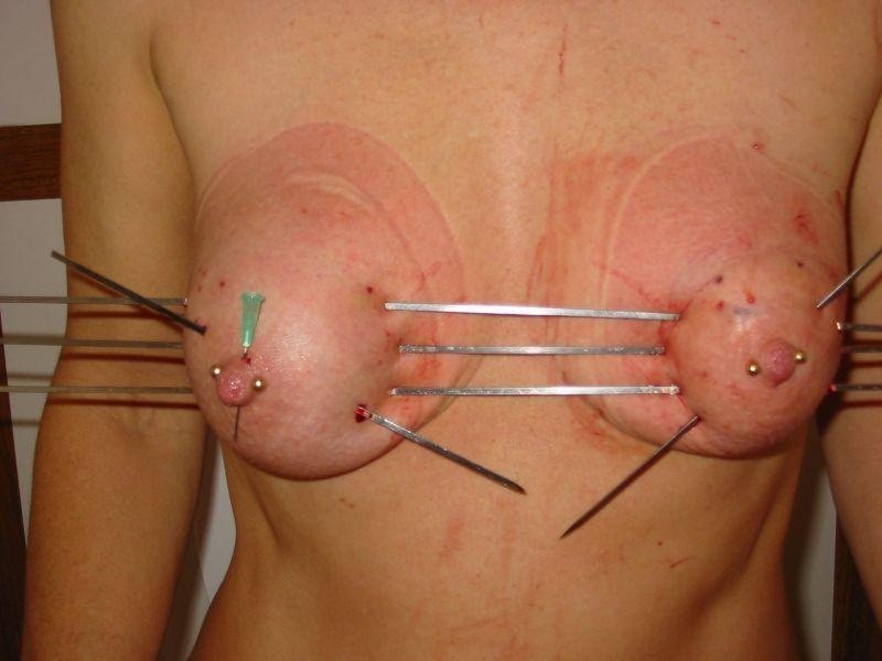 Des seins extrêmement torturés et bondagés
 #71979336