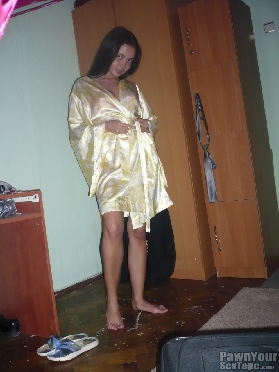 Sandra, jeune sexy, prise en flagrant délit de nudité par la caméra de son copain.
 #68135416