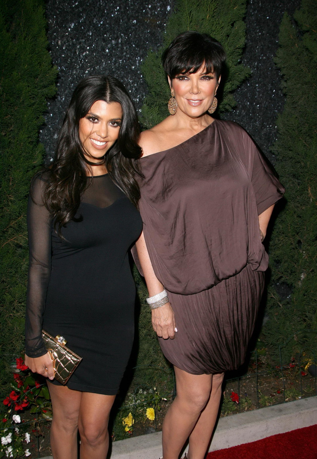 Krtney Kardashianがcomcast entertaiで黒のドレスを着て横乳を見せてブラレスになる
 #75335570