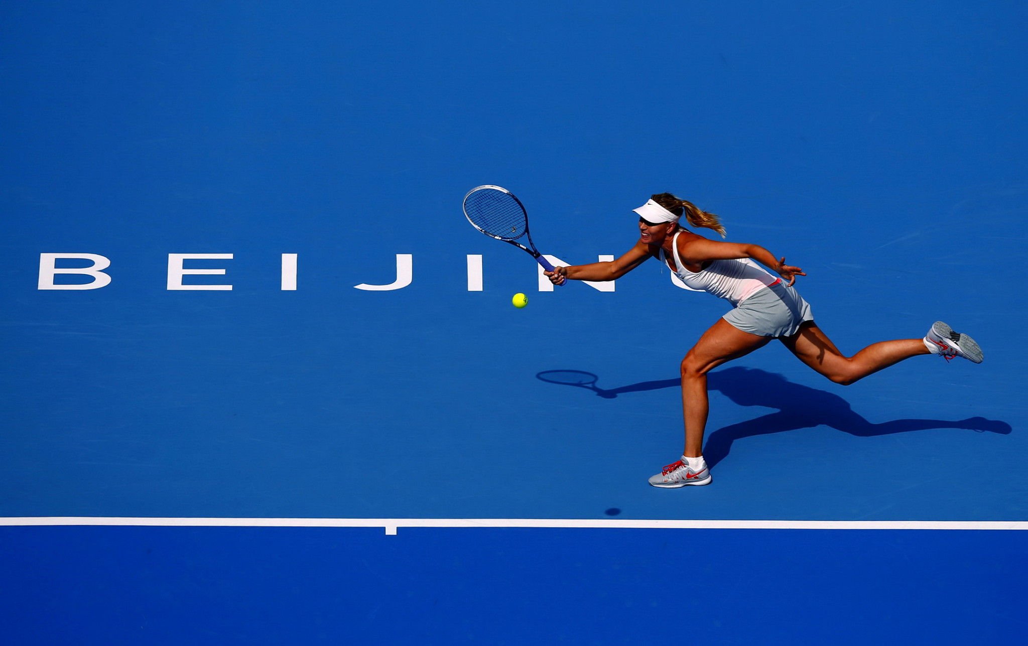 マリア・シャラポワが2014年中国オープンの2回戦でパンティを見せている様子（ベイジュにて
 #75184388