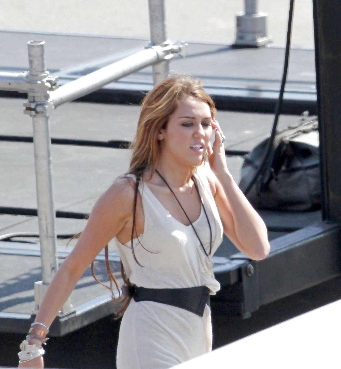 Miley Cyrus exhibant sa culotte en jupe haute sur le plateau et sexy en bikini
 #75284052