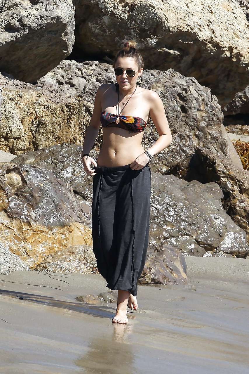 Miley Cyrus exhibant sa culotte en jupe haute sur le plateau et sexy en bikini
 #75284122