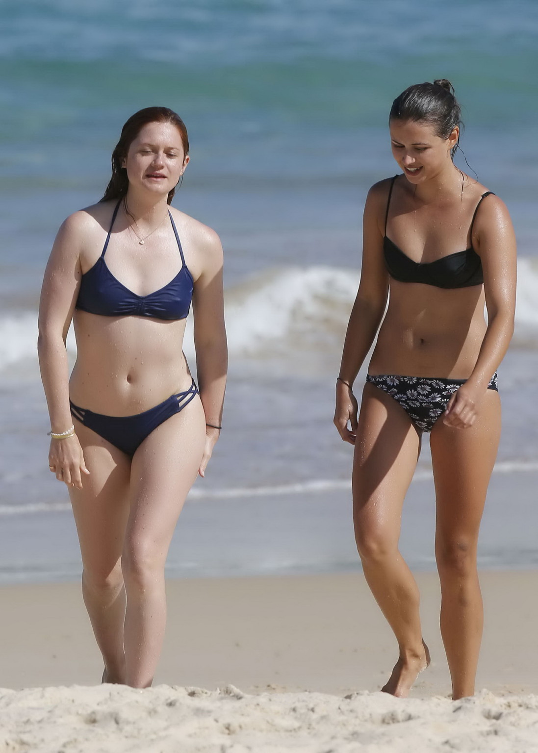 Bonnie wright montre ses mamelons et son cul dans un bikini bleu
 #75143778